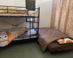 二段ベット一つ、シングルベッド一つの3名様が宿泊可能なアダム。