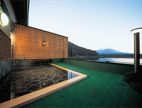 四季折々の富士山が一望できる浴場