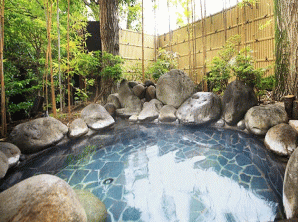 敷地内の木々に囲まれた3つの趣の異なる貸切温泉露天風呂